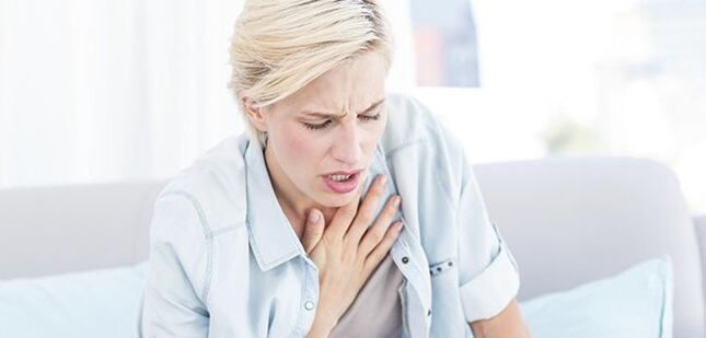 Plörezi, kardiyak patolojiler ve interkostal nevralji ile sol omuz bıçağının altındaki ağrıya şiddetli nefes darlığı eşlik edebilir. 