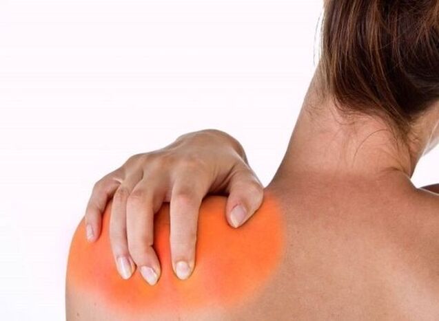 Sol omuz bıçağının altındaki ağrı, ciddi hastalıklardan birinin işaretidir. 