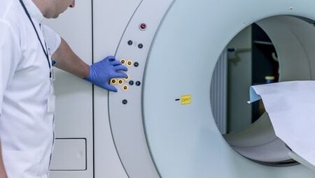 Doktor MRI aparatını kontrol eder